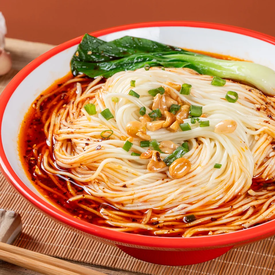 Chongqingská nudlová polévka s chilli a zeleninou